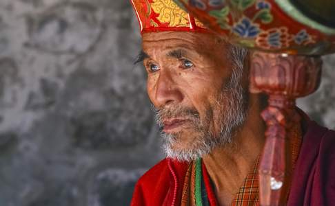 Bhutan, gebedsdienst in klooster