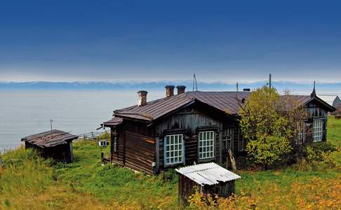 Datsja aan de oevers van het Baikal Meer, Rusland