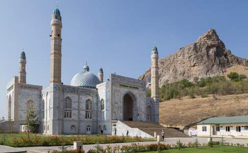 Een moskee in Osh met de Sulayman Too berg op de achtergrond