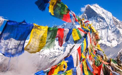 Gebedsvlaggen komt u overal tegen in Tibet