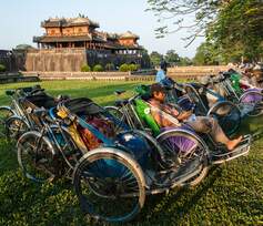 Rickshaws voor het Keizerlijk paleis, Hue