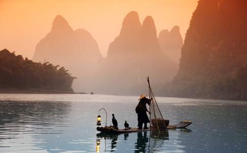 Een aalscholver visser op de Li rivier bij Yangshuo