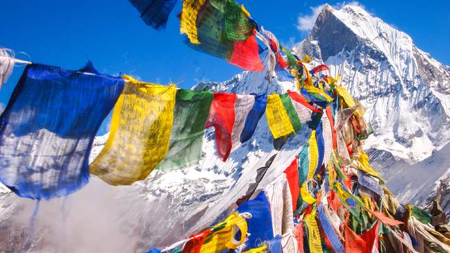 Gebedsvlaggen komt u overal tegen in Tibet