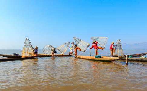 De fotogenieke vissers op het Inle Meer.