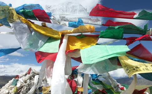 Gebedsvlaggen op de Jiaru-pas, Tibet