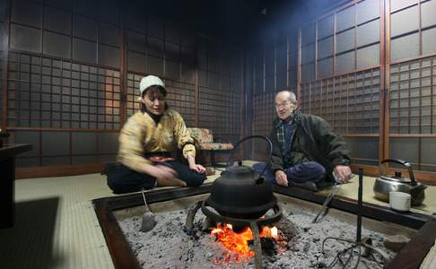 De familie waar u overnacht bereidt een heerlijke Japanse maaltijd voor u, Shirakawago