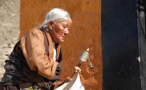 Lhasa, pelgrim met gebedsmolen