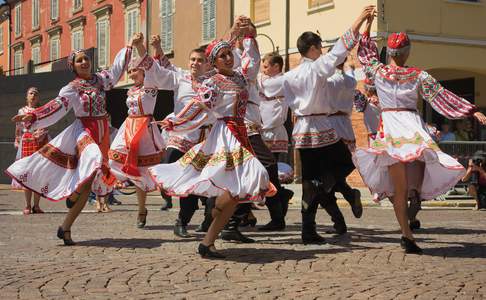 Russische volksdans op het dorpslein