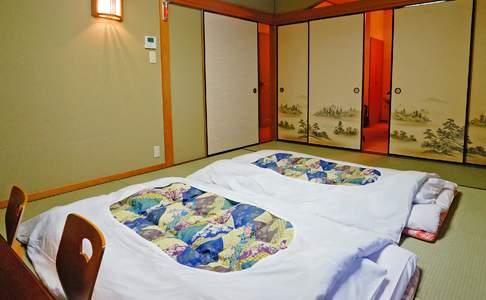 Een typische Japanse accommodatie. U slaapt op een futon matras op een Tatami vloer.