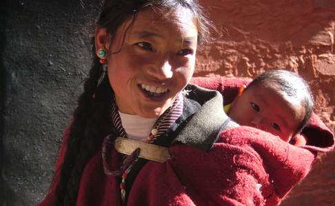 Tibetaanse vrouw met kind