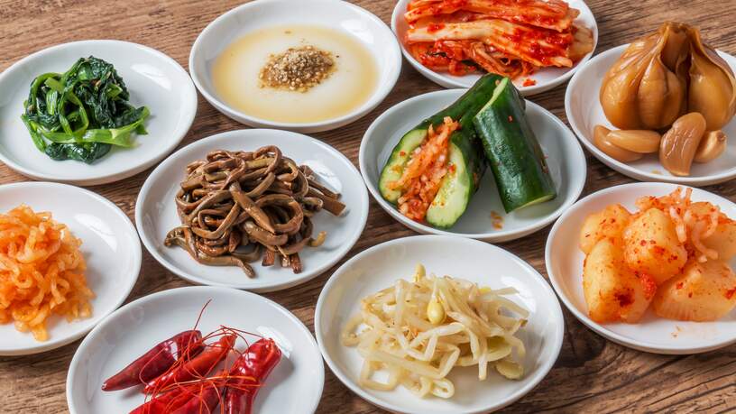 Een tafel vol banchan, Koreaanse bijgerechtjes