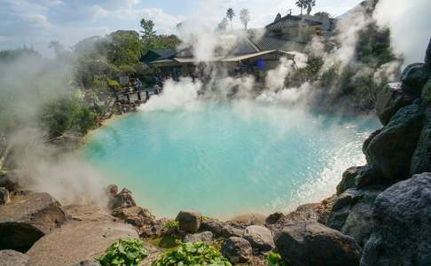 In Beppu vindt u vele hotsprings/onsen waar u een bad kunt nemen.