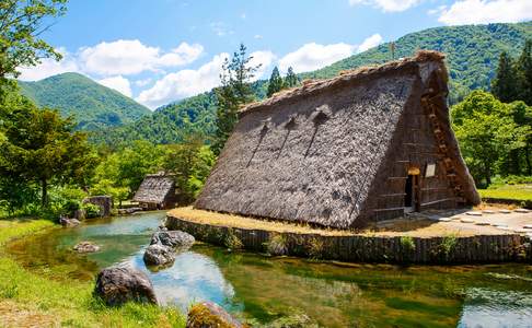 In Shirakawago treft u veel van deze boerderijen