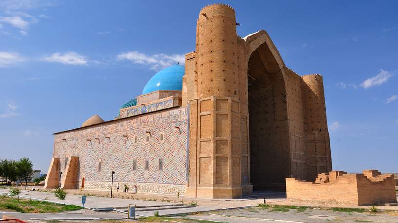 Het Mausoleum voor de dichter Hoja Ahmed Yasavi ligt in Turkestan