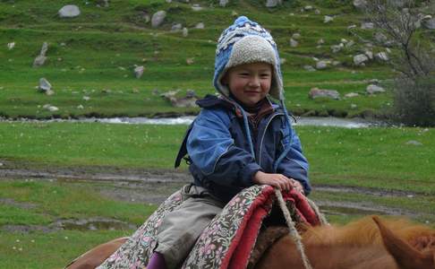 Paardrijden kan je bijna eerder dan lopen, zomerweides Djeti Oguz