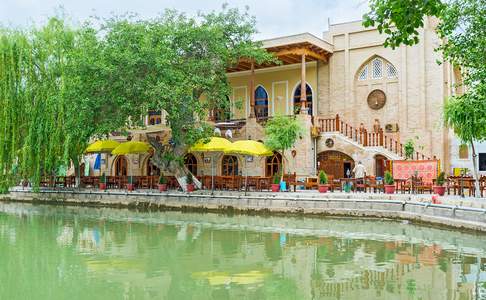 Een gezellig cafe aan het Lab-i Hauz meertje in Bukhara, Oezbekistan