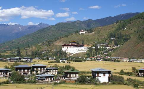 Paro, met Dzong en Ta-dzong op heuvel