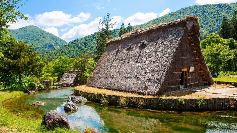 In Shirakawago treft u veel van deze boerderijen