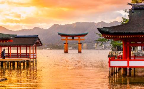 Het eiland Miyajima ligt voor de kust bij Hiroshima