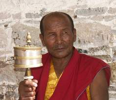 Tibet, monnik met gebedsmolen