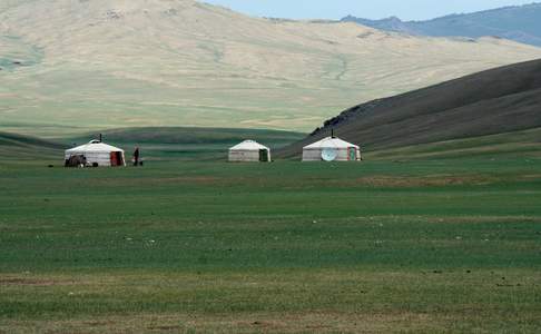 Nomaden hebben hun gers opgebouwd in de buurt van Karakorum