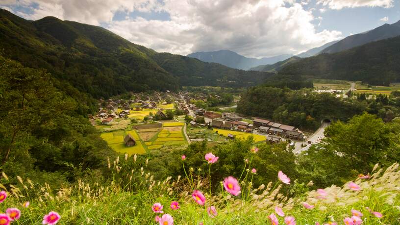 Gezicht op Shirakawago, gelegen in de Japanse Alpen