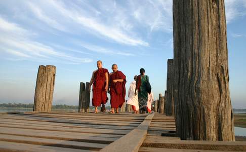 De teak houten U-bein brug in Amarapura