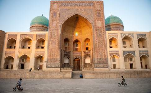 Namiddagrust op het plein van de de Kolon Moskee, Bukhara