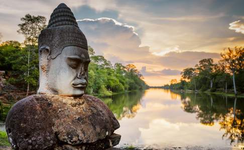 Een Apsara bij de toegangspoort Angkor Thom