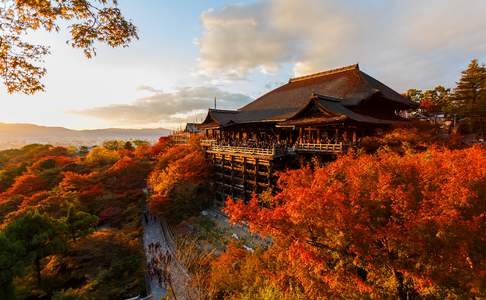 De Kiyomizu-dera tempel in Kyoto in de herfstperiode