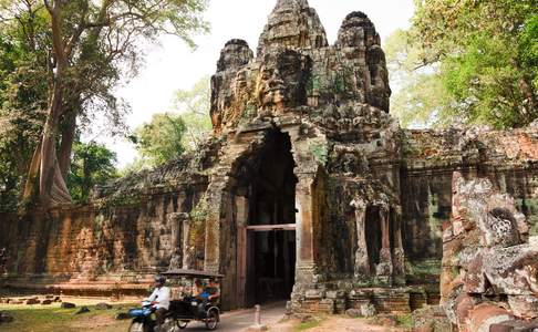 Per tuktuk het Angkor gebied verkennen